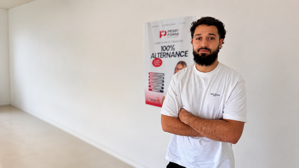 Apprenant prenant la pose